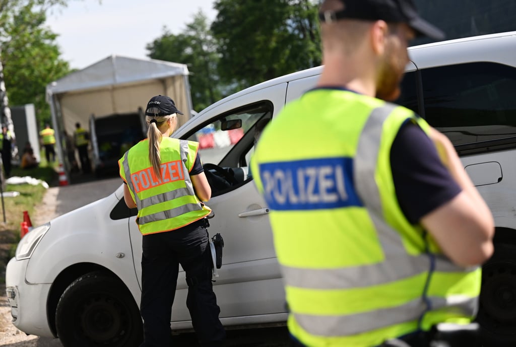 Bei einer Routinekontrolle hatte die Polizei die Autofahrerin ertappt, die seit 15 Jahren gar nicht mehr fahren darf.