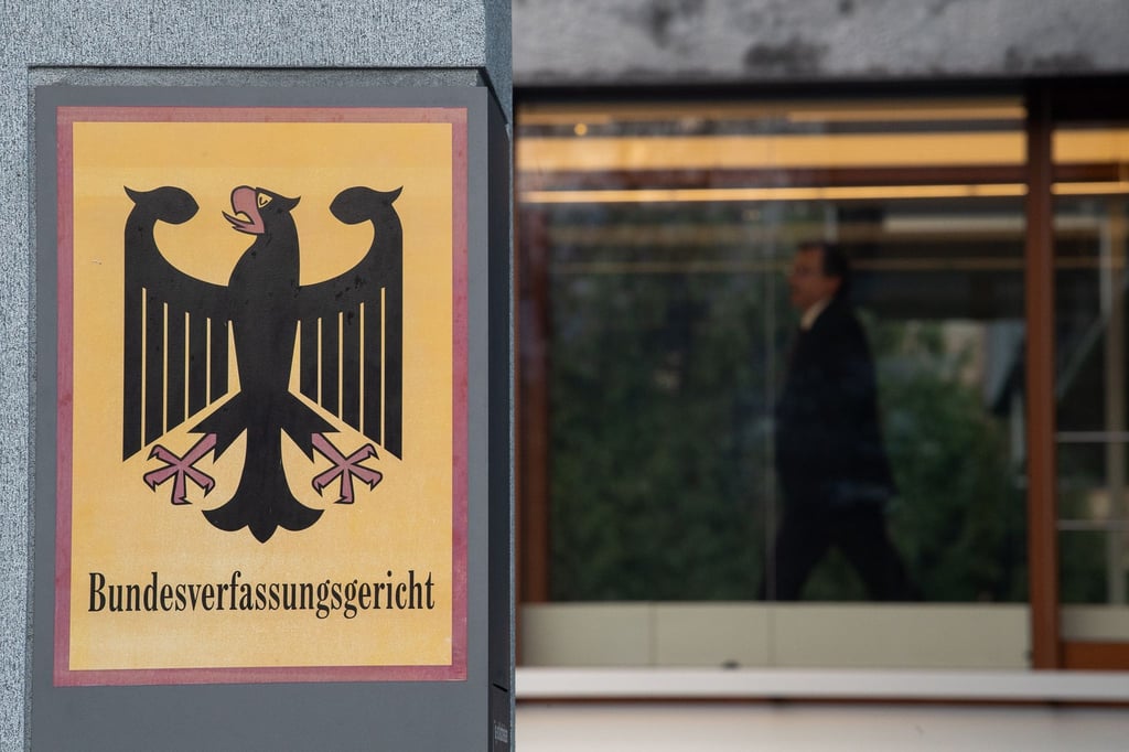 Ein Schild am Bundesverfassungsgericht in Karlsruhe.
