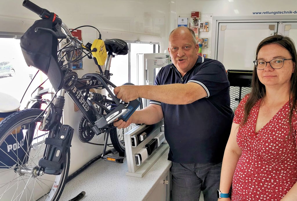 Kriminalhauptmeister Fred Brehmeier und Antje Reckleben von der Salzwedeler Verbraucherzentrale geben wichtige Tipps für die Urlaubszeit. Dabei stehen die Sicherung des Wohnhauses und auch das richtige Verschließen des Fahrrades im Urlaubsort im Mittelpunkt.