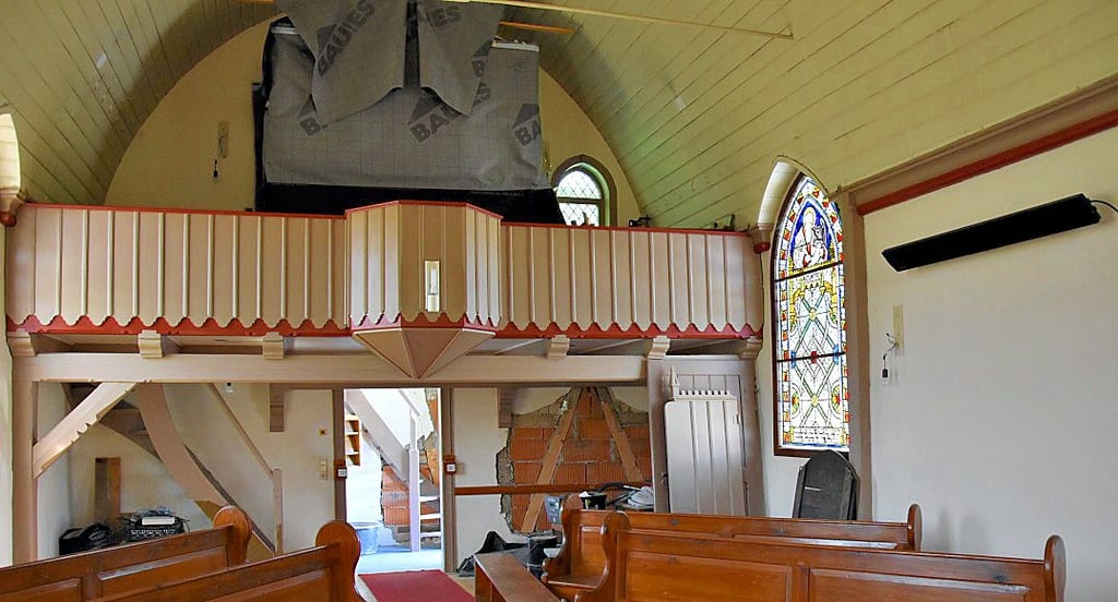 Im Inneren der Holzkirche Elend sind die Bänke beseite gerückt, der größte Teil der Sitzmöbel ist für die Sanierung ausgelagert worden.