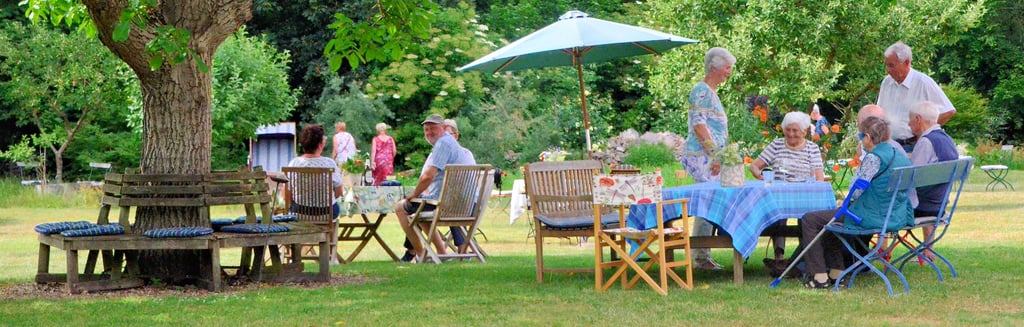 Gemütliche Plätze überall im Park- und Hofgarten von Familie Schlieckau in Klein Apenburg. Hunderte Besucher schauten vorbei und ließen sich inspirieren.