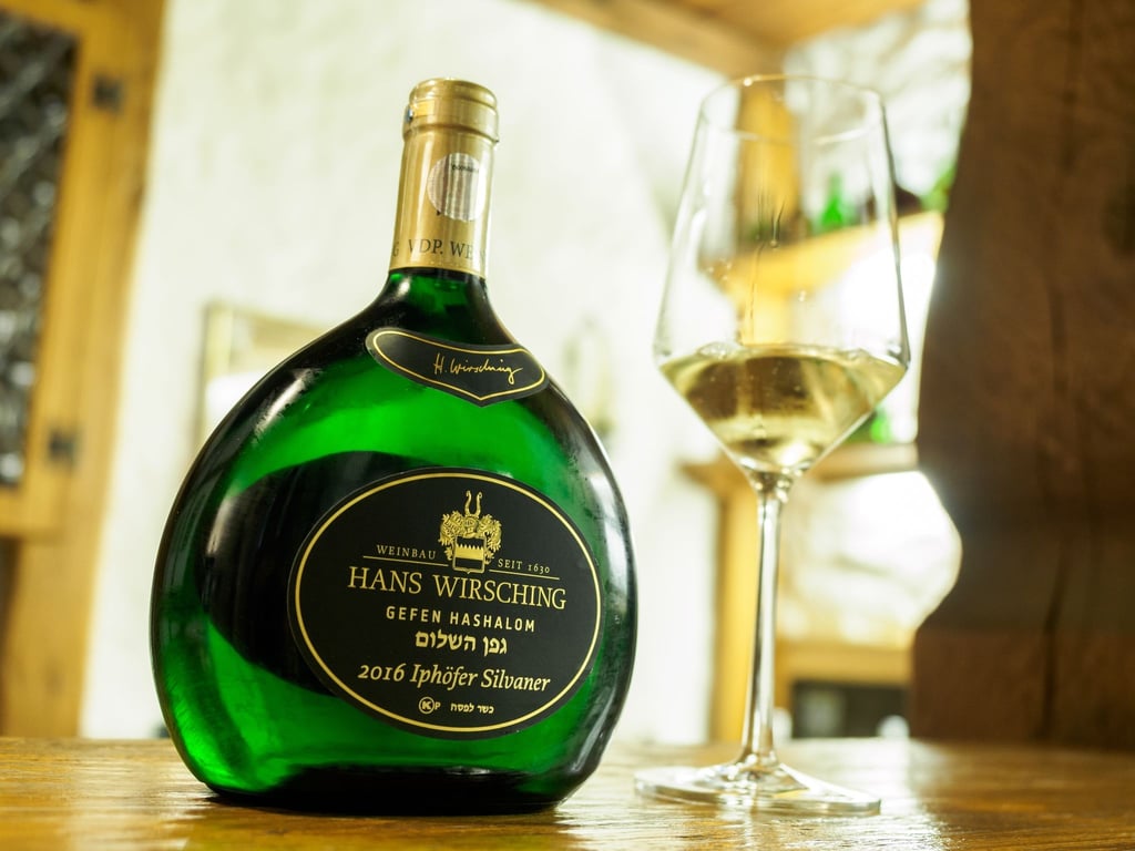 Das Weingut Wirsching hat den ersten koscheren Wein im Bocksbeutel vorgestellt. Damit ein Wein als koscher gilt, dürfen mit dem Saft nur orthodoxe Juden in Kontakt kommen. Der Kellermeister durfte den Wein während der gesamten Zeit nicht einmal sehen.