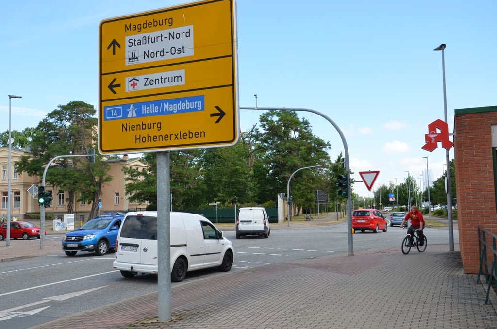 Die derzeitige Ampelkreuzung Hohenerxlebener Straße/An der Salzrinne könnte sich ein Leser aus Staßfurt sehr gut als Kreisverkehr vorstellen.