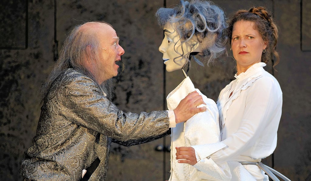 Arnolphe (Sebastian Fortak) hat einen Plan, um Agnès (Luise Friederike Hennig) zu einer perfekten Ehefrau für sich zu formen.