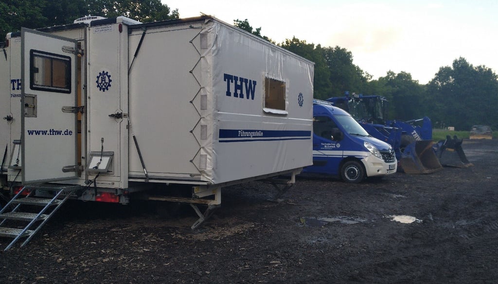 Die Führungsstelle des Technischen Hilfswerks (THW) Magdeburg bei Treuenbrietzen. Zu sehen ist auch schwere Räumtechnik des THW.