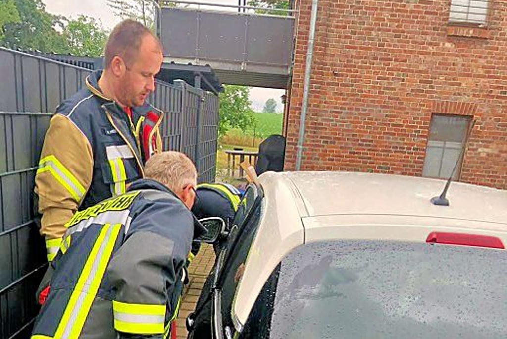 Das Kind war im Fahrzeug eingeschlossen.