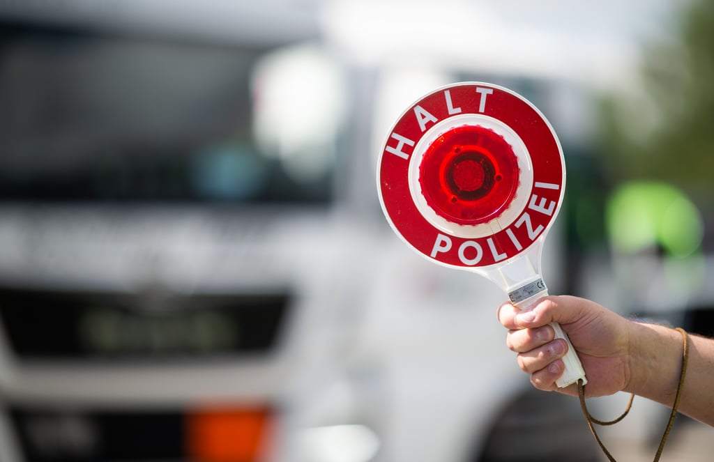 Bei Kontrollen von Lkw und Reisebussen stellte die Polizei Sachsen-Anhalt viele Verstöße fest.