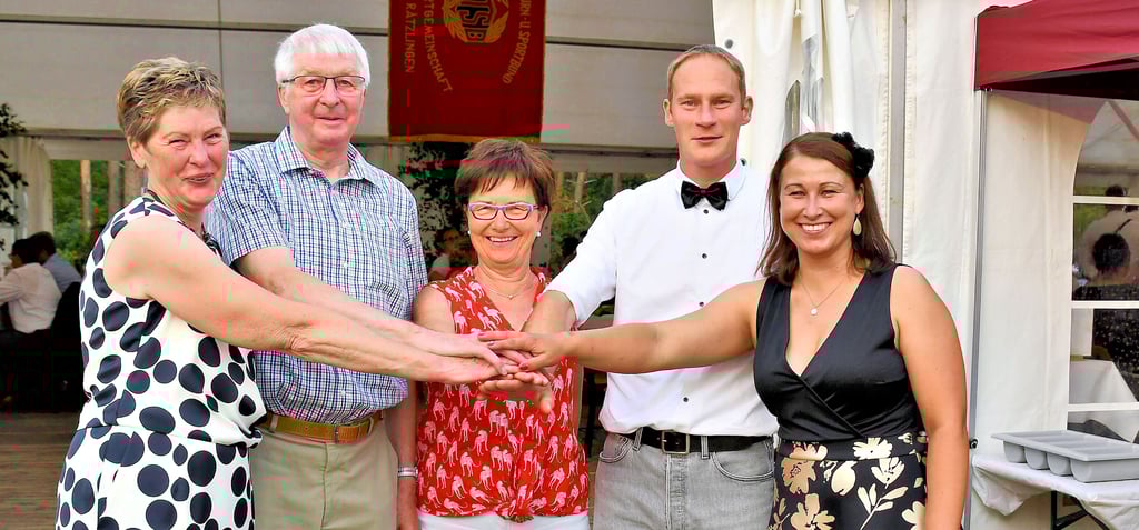 Sport verbindet Generationen - Roswitha Dörheit (von links), Wolfgang Preim, Sieglinde Böttcher, Thomas Bruschies und Judith Wollmann – stellvertretend für über 300 Mitglieder im SV Etingen/Rätzlingen. Von Fußball über Volleyball, Kinderturnen oder Frauensport – sportlich ist der Verein breit aufgestellt.