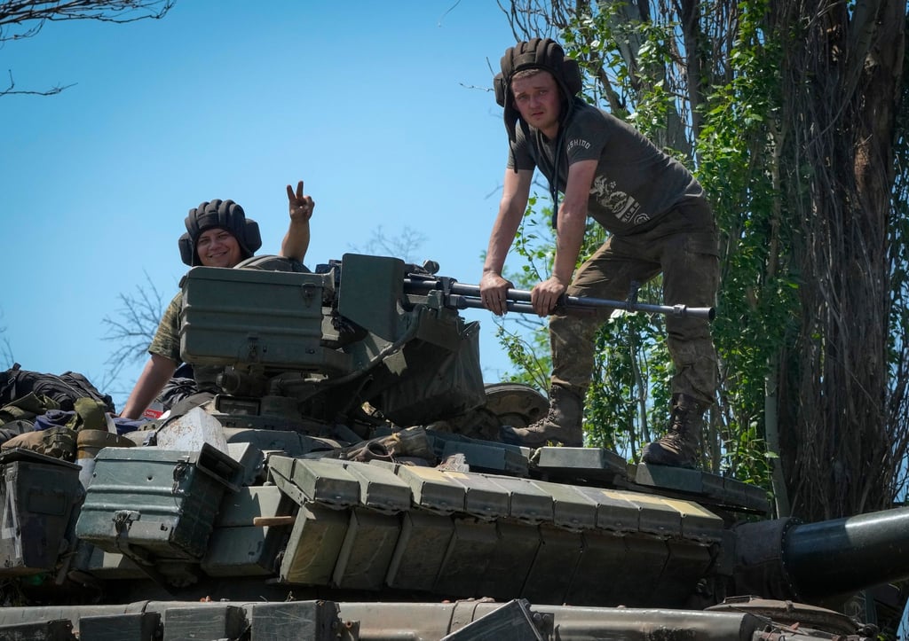 Zwei ukrainische Soldat auf einem Panzer in Donezk.