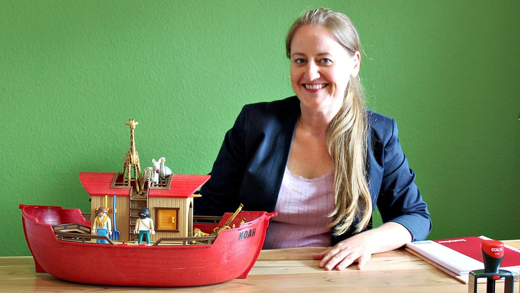 Ein Schiff zum Spielen - Logopädin Anke Fabrizi arbeitet gerne mit Kindern. Sie nutzt das Tucheimer Gemeindehaus.