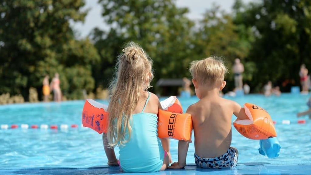 An heißen Sommertagen sind Schwimmbäder ein Anlaufpunkt für viele Familien. Doch sie ächzen oft unter den aktuellen finanziellen Belastungen. Auch eine Förderung durch das Land Sachsen-Anhalt dürfte viele Freibäder mit kaputter Ausstattung nicht erreichen. Symbolbild: