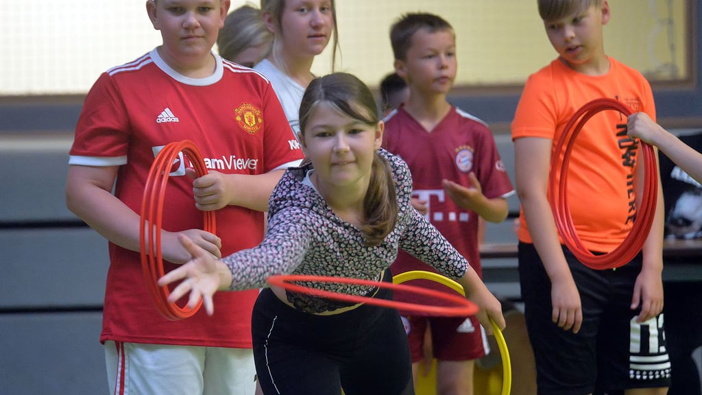 Auch der Reifenzielwurf gehört zur Sommerolympiade an der Seelandschule in Nachterstedt.