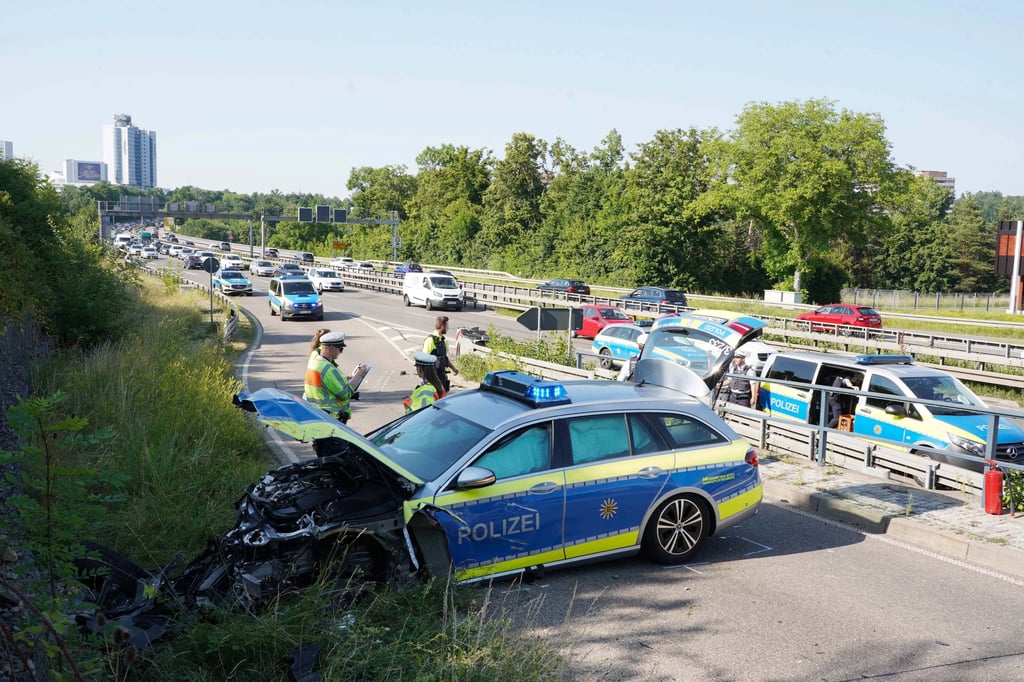 Ein Polizeiauto steht nach einer Verfolgungsjagd zerstört in einer Ausfahrt. Bei dem Unfall sind drei Polizisten verletzt worden.