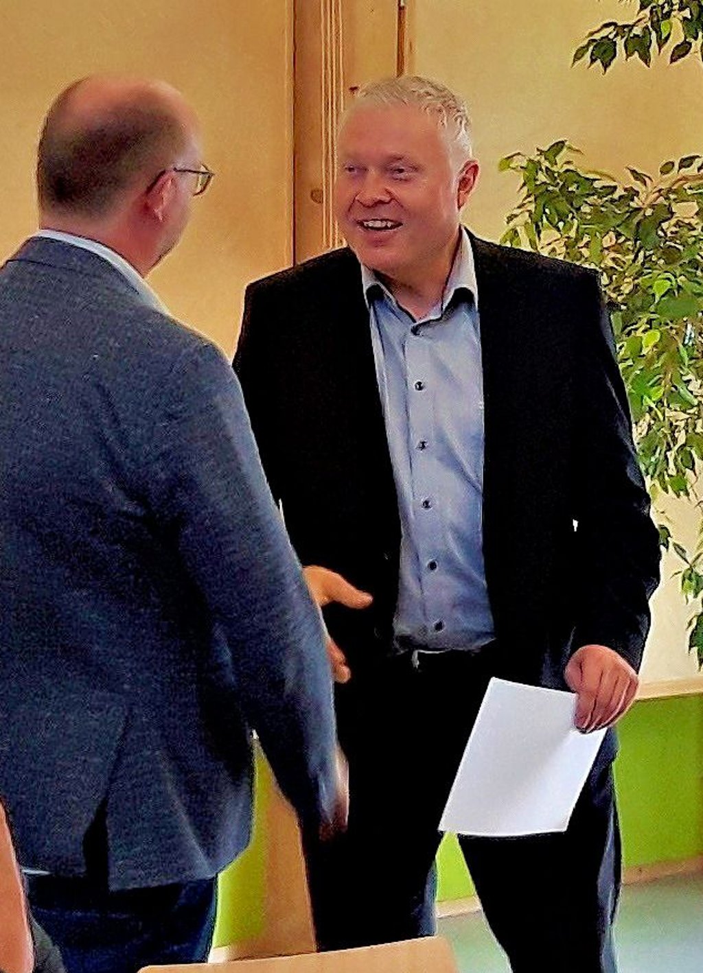 Peter Kohl (re.) ist vom Gemeinderatsvorsitzenden Andreas Schmidt als Bürgermeister ernannt worden.