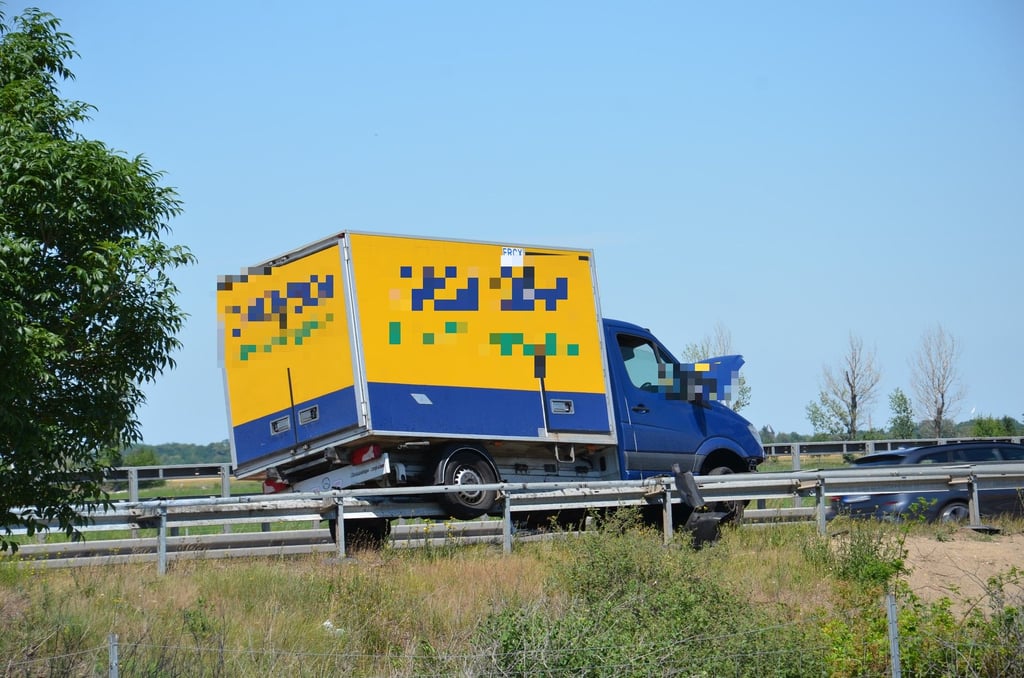 Die A36 ist auf einer Spur durch die Polizei bei Güsten gesperrt worden.