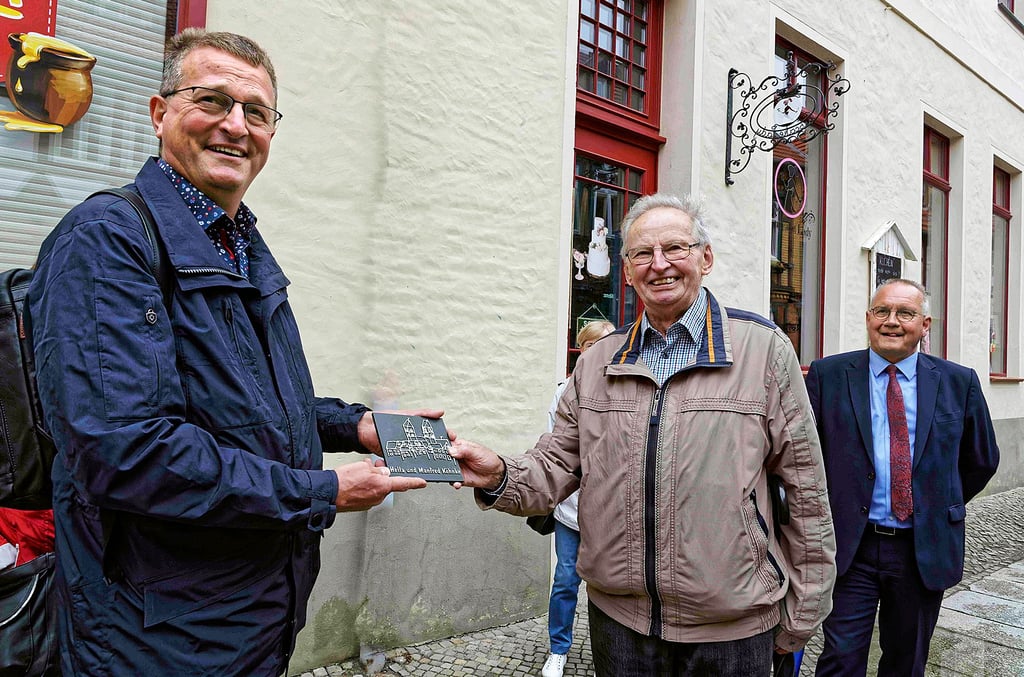 Jörg Finck (l.) übergibt Manfred Köhnke (M.) das Positivmodell der Medaille, die der 82-Jährige gemeinsam mit seiner Frau Hella gestiftet hat.