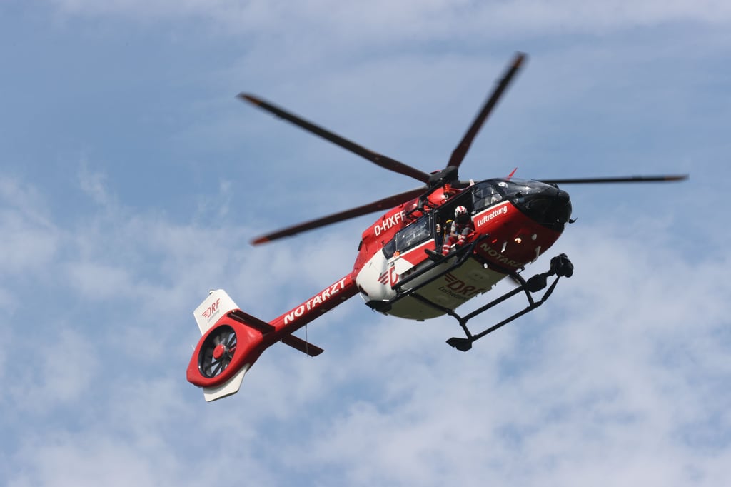 Ein Rettungshubschrauber brachte den schwer verletzten Jugendlichen in eine Klinik.