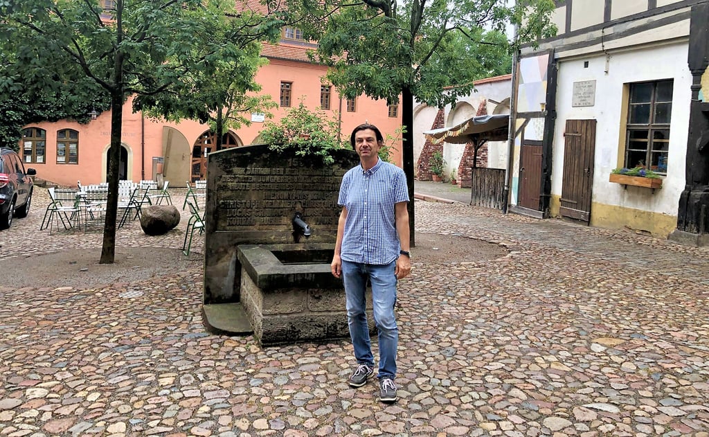 Hier wird in Kürze die Leinwand aufgebaut: Stefan Kretschmar auf dem Cranach-Hof in der Schlossstraße