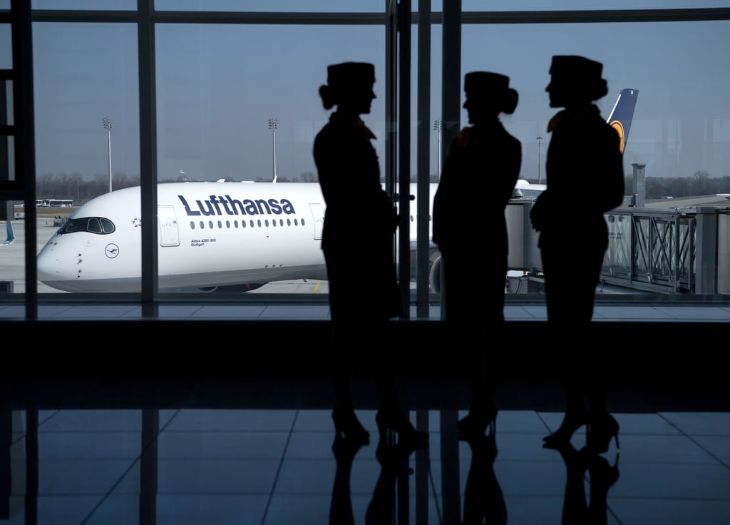 Den Airlines fehlen Flugbegleiterinnen und -begleiter. Viele Beschäftigte haben während der Corona-Flaute die Branche verlassen.