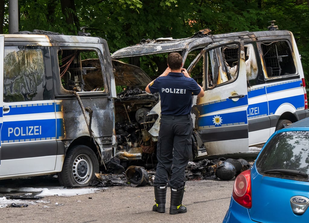 Ermittler der Spurensicherung arbeiten an Polizeiautos, die in der Nacht ausgebrannt sind. Der G7-Gipfel ist vom 26. bis 28. Juni 2022 auf Schloss Elmau geplant.