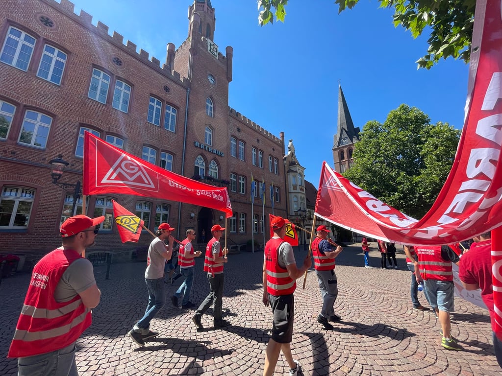Die Streikenden am Dienstagnachmittag bei ihrer Ankunft auf dem Bitterfelder Marktplatz
