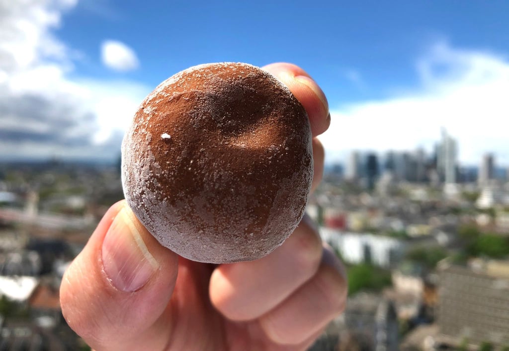 Mochi-Eis ist nicht immer leicht zu kauen. Besonders für kleinere Kinder sollte die Süßigkeit aus Japan deshalb besser geschnitten werden.
