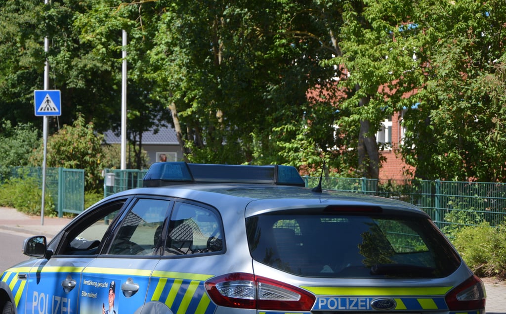 Polizei vor der Gemeinschaftsschule Seehausen. Die sozialen Medien hatten die Bedrohung größer gemacht als sie war.