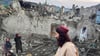 Fotos aus dem bergigen Katastrophengebiet in Afghanistan zeigen verwüstete Steinhäuser und verzweifelte Anwohner, die Lehmziegel und anderen Schutt beiseite räumten. Foto: Uncredited/Bakhtar News Agency/AP