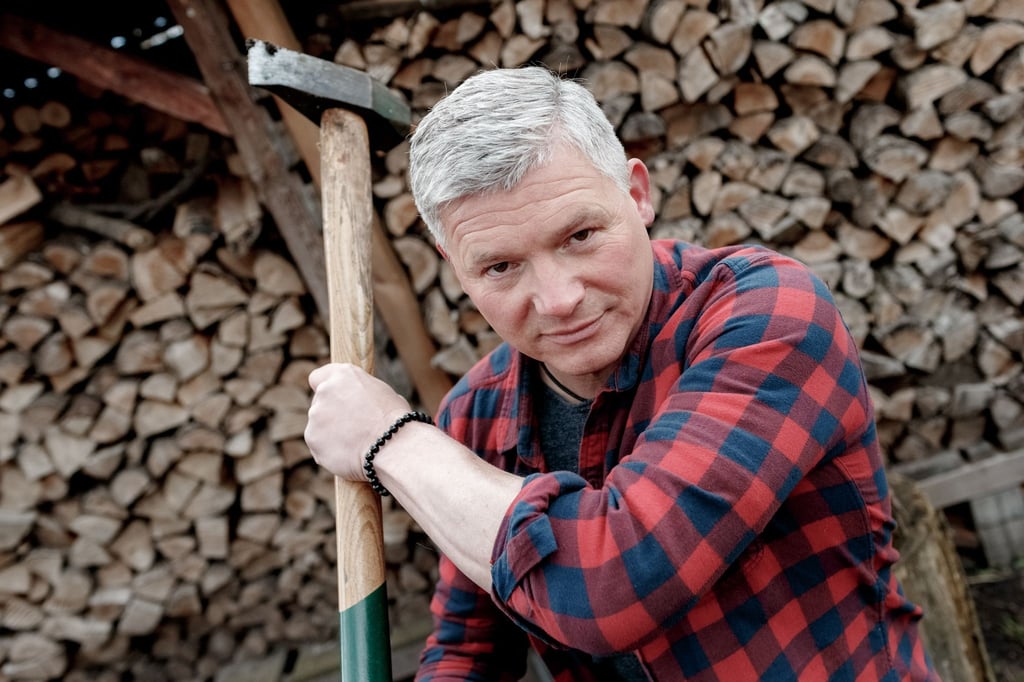 Autor Andreas Winkelmann spaltet auf seinem Grundstück Holz für den Kamin.