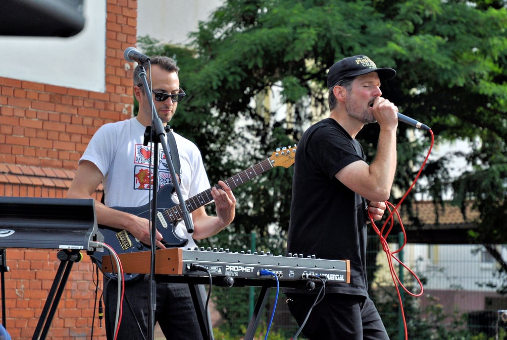 Ravages aus Paris spielten zur Fête de la Musique am Soziokulturellen Zentrum in Burg französischsprachigen Elektropop.