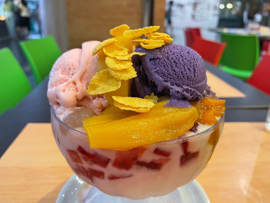 Halo-Halo ist ein beliebtes philippinisches Dessert und gleichzeitig ein Drink. Gesüßte Früchte wie Bananen oder Kokosnussstreifen, kandierte Mung- oder Kidneybohnen sowie rote und grüne Geleestücke werden mit geschabtem Eis bedeckt.