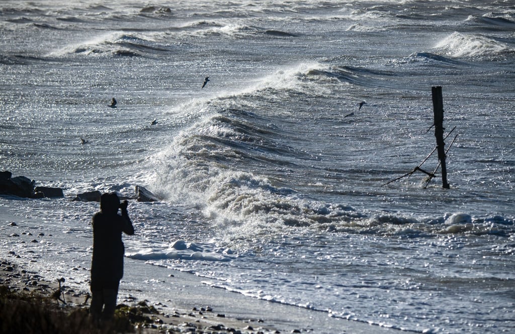 Der Strand von Dranske auf der Insel Rügen. Beim Feiern ist eine Frau auf der Insel Rügen aus dem Fenster einer Wohnung zwölf Meter in die Tiefe gestürzt.