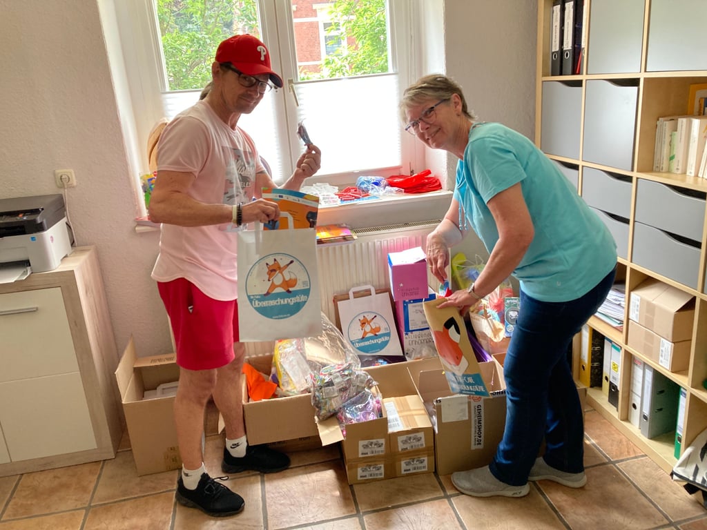 Mario Pacholski und Heike Freidrich bereiten Überraschungstüten für das Sommerferienprogramm vor.