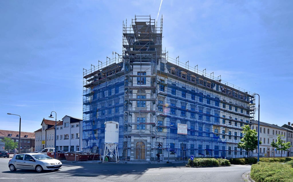 Das Hotel ist von außen wieder eingekleidet - die Fassade wird nach historischem Vorbild gestaltet.