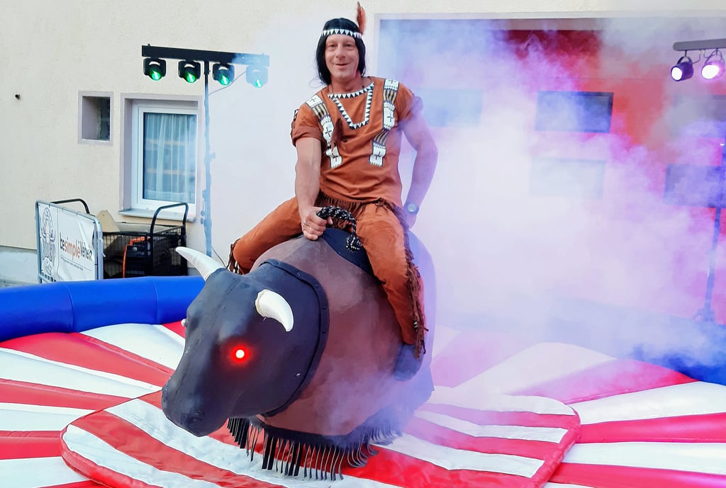 Jörg Schildhauer macht als Indianer eine gute Figur beim Bullenreiten.