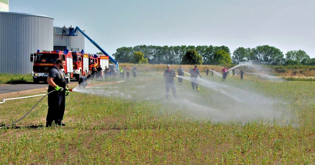 Es brennt nicht wirklich, aber der Ernstfall wird geprobt. Um ein Übergreifen des erdachten Feuers auf die Gebäude im Calvörder Gewerbegebiet zu verhindern, wird eine von mehreren D-Strahlrohren gebildete Riegelstellung hergestellt.