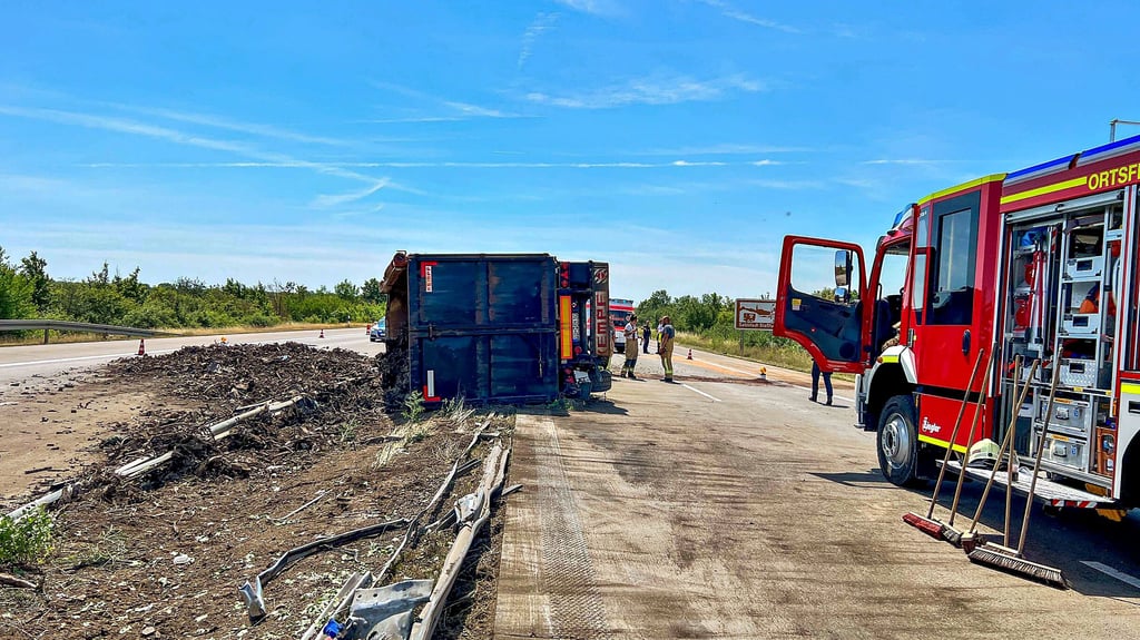 Schotthaufen statt Blechlawinen: Ein mit Metallschrott beladener Lkw war gestern auf der A14 zwischen Calbe und Staßfurt umgekippt. Der Schrott verteilte sich auf der Gegenfahrbahn. Die Autobahn war stundenlang voll gesperrt.