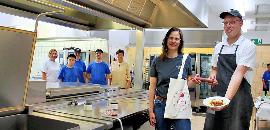 In der Küche der Lebebnshilfe in Tangerhütte wird jetzt regionaler gekocht: Steffen Skirat und Ariana Herms (von rechts) präsentieren Bolognese und Produkte aus Schernebeck. Sandra Troeger, Tobias Kranz, Marina Horn, Stefanie Klinzmann und Melanie Müller gehören mit zum Küchenteam.