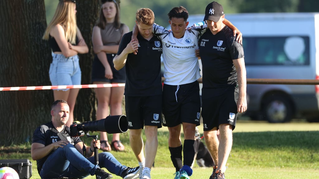 Jason Ceka (M.) musste gestützt vom Spielfeld gehen.