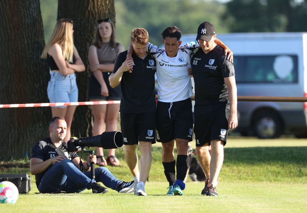 Jason Ceka (M.) musste gestützt vom Spielfeld gehen.