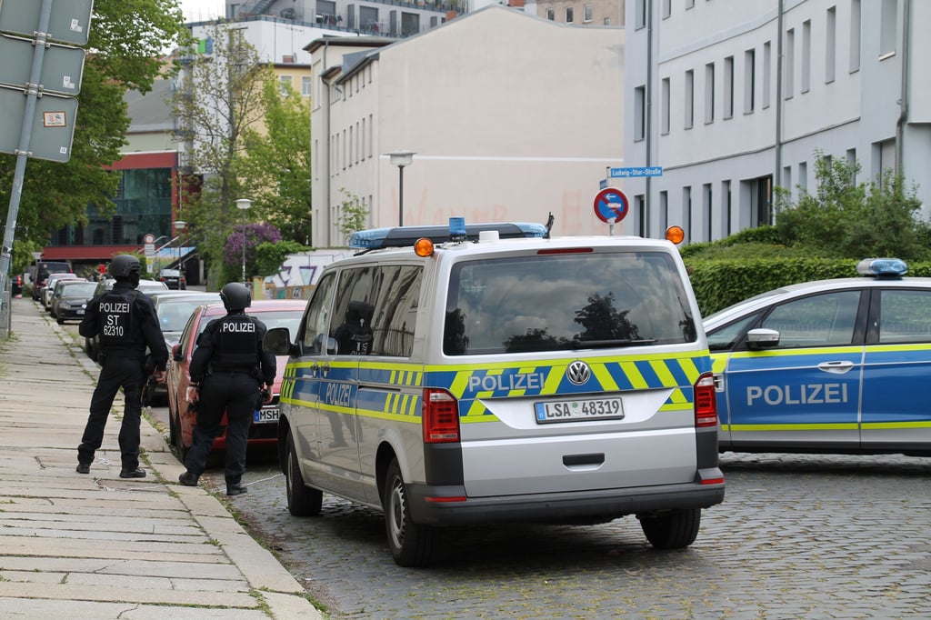 Bombendrohung an der Integrierten Gesamtschule Halle: Das Gebäude wurde damals evakuiert. Ein Sprengsatz wurde nicht gefunden.
