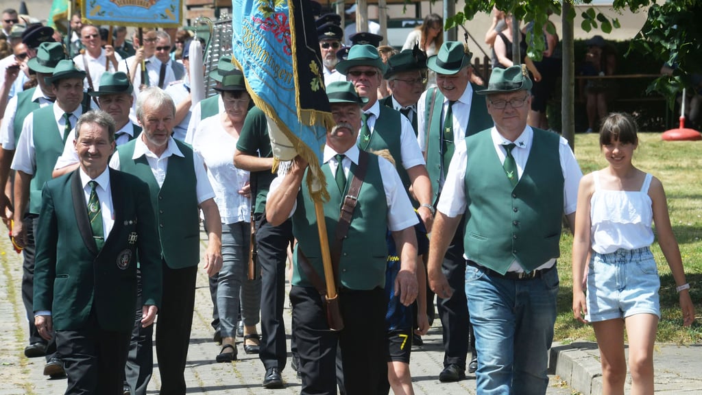 Der Festumzug holt Winningens neuen Schützenkönig ab.