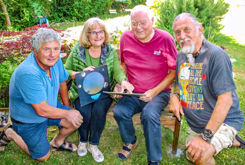 Siegfried Jackowicz (68 Jahre alt/von links), Karla Weigel (67), Adelbert Marx (71) und Fred Nowak (69) waren beim Woodstock in Klein Wanzleben dabei und betrachten die alten Amiga-Platten der Stern-Combo Meißen.