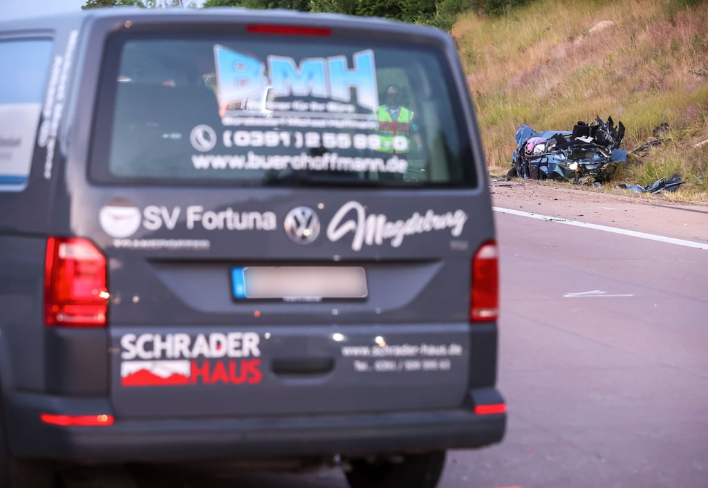 Bei dem schweren Unfall auf der A14 bei Halle waren drei Menschen ums Leben gekommen. Zudem gab es 18 Verletzte, darunter Mitglieder der Nachwuchs-Fußballmannschaft von SV Fortuna Magdeburg