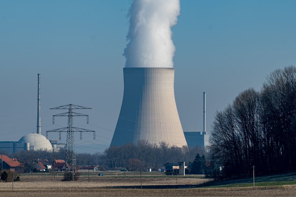 Wasserdampf steigt aus dem Kühlturm vom Atomkraftwerk (AKW) Isar 2.