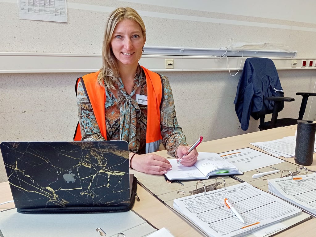 Marina Weidner ist Integrationsmanagerin im Klinikum Magdeburg. Einmal in der Woche hilft sie in der Flüchtlingsunterkunft am Lorenzweg aus und koordiniert Dolmetscher. Eine ihrer Hauptaufgaben ist das Schreiben von Dienstplänen.