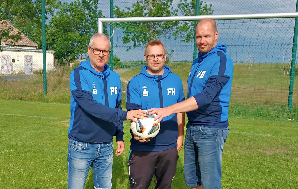 Peter Grundmann (v.l.), Felix Hebestedt und Enrico Baum engagieren sich für den Fußball-Nachwuchs in Könnern, Bebitz und Rothenburg.