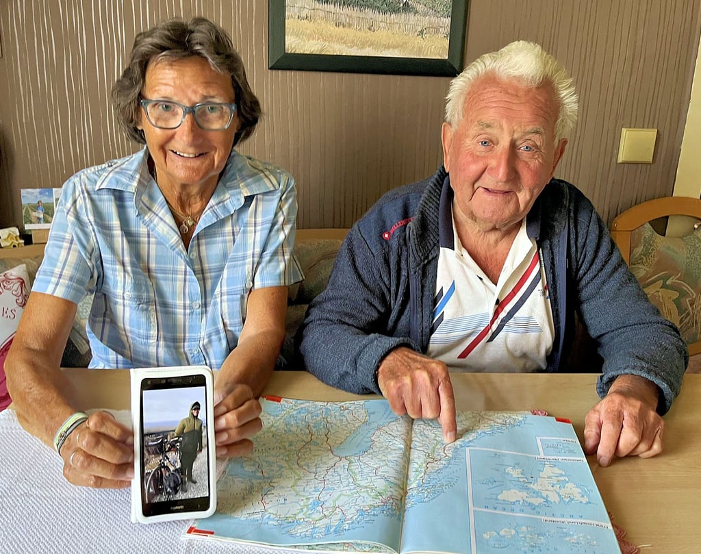 Oma Helga und Opa Günter Zersch in Bittkau sind per Whatsapp und Landkarte fast live dabei, wenn Enkel Florian von einem Land ins andere radelt. Auf dem Handyfoto ist er gerade am Nordkap, da waren Helga und Günter Zersch noch nie.