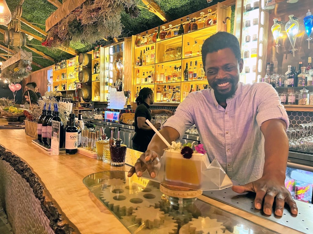 Bartender Michael Tonderei von der Cocktailbar Cause Effect in Kapstadt präsentiert den Drink „Table Mountain“, der mit Aromen endemischer Fynbos-Pflanzen durchsetzt ist.