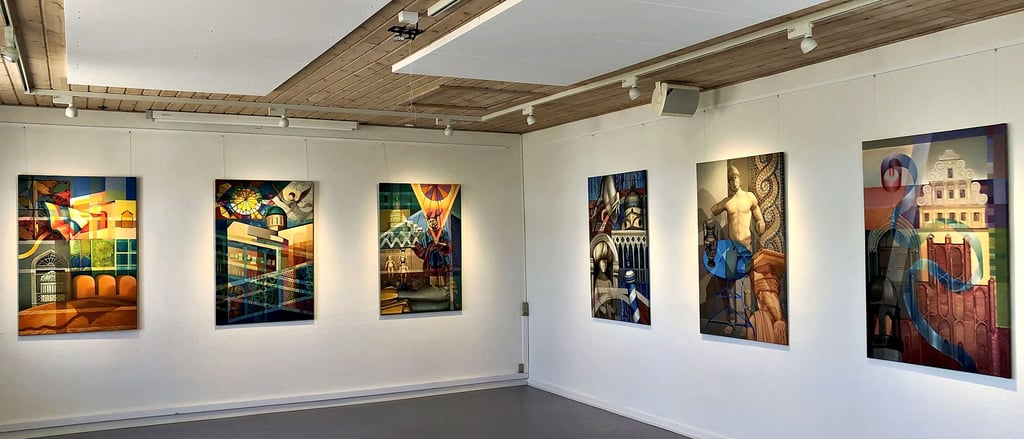 Eine Ausstellung mit Werken von Ulrike Kirchner ist derzeit in Haderslev zu sehen. Insgesamt 58 Arbeiten hat sie aus dem heimischen Atelier in Wittenbergs dänische Partnerstadt gebracht. Die Schau trägt den Titel „Transit“. Als sie eröffnet wurde, fand in Haderslev das Herzog-Hans-Fest statt.